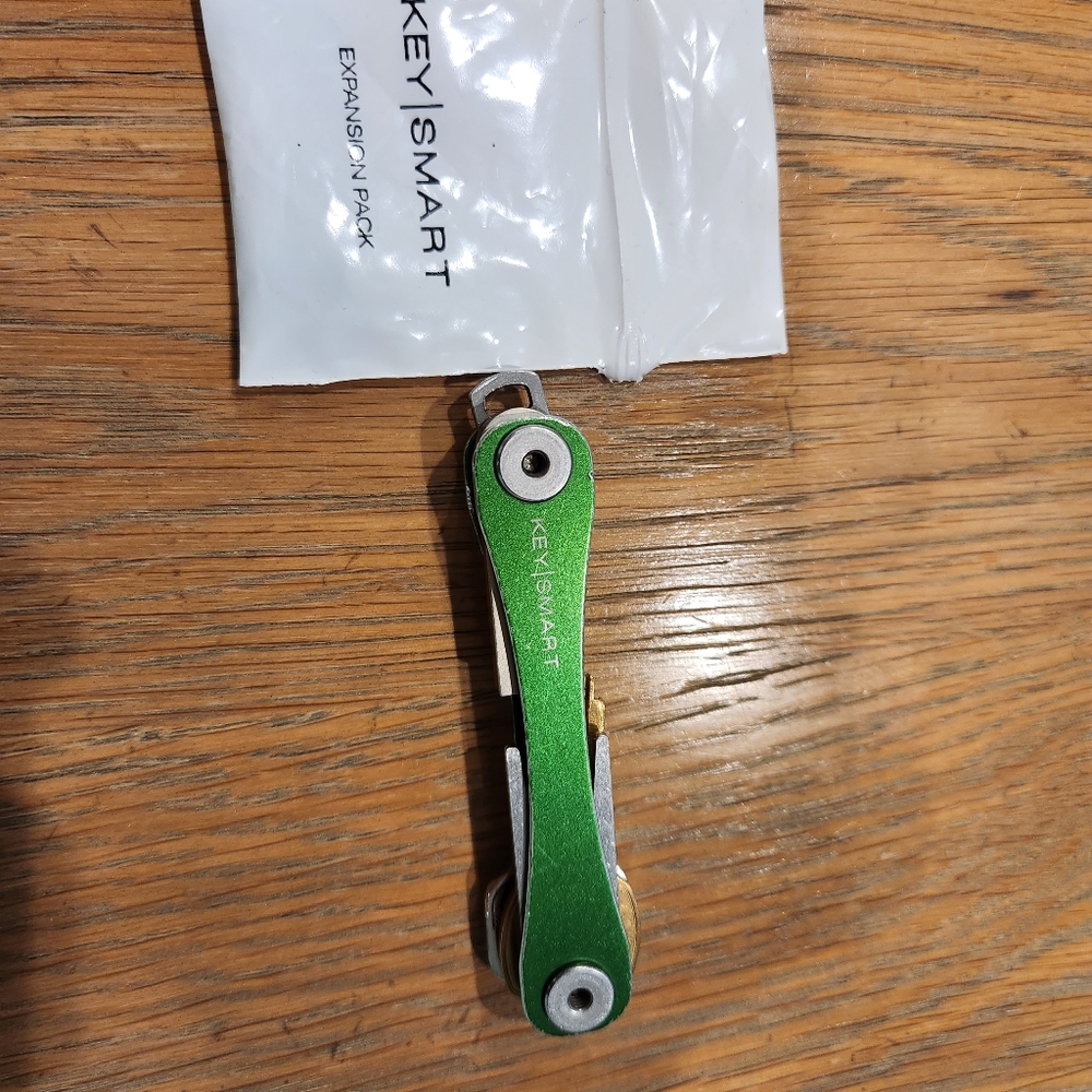 Green Keysmart Organizer with 16gb USB Stick + Accessories